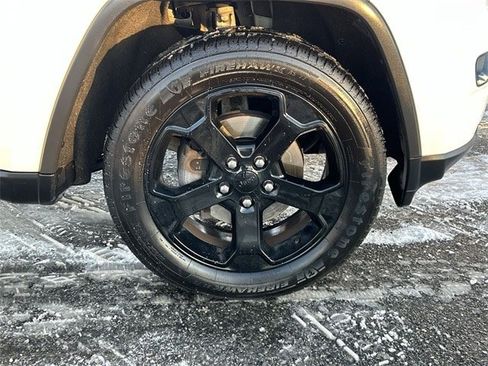 Used 2018 Jeep Grand Cherokee Laredo image 13