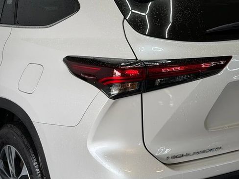 Used 2025 Toyota Highlander XLE AWD/4WD image 8