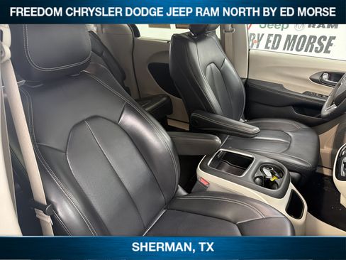 Used 2023 Chrysler Pacifica Touring-L FWD image 9