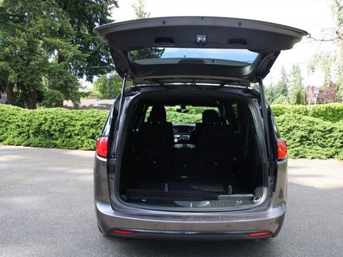 Used 2020 Chrysler Pacifica Touring w/ S Appearance Package FWD image 21