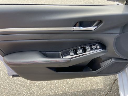 Used 2024 Nissan Altima 2.5 SR FWD image 9