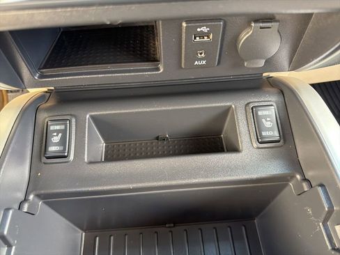 Used 2017 Nissan Titan SV AWD/4WD image 33