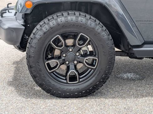 Used 2017 Jeep Wrangler Unlimited Sahara AWD/4WD image 11