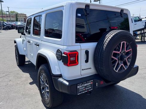 Used 2025 Jeep Wrangler Unlimited Sahara AWD/4WD image 5