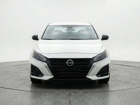 Used 2025 Nissan Altima 2.5 SV FWD image 2