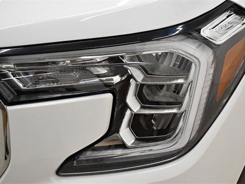 Used 2024 GMC Terrain SLT image 17