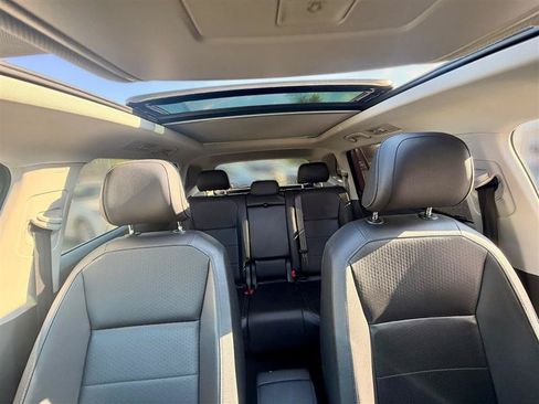 Used 2018 Volkswagen Tiguan SEL AWD/4WD image 13