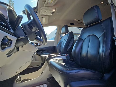 Used 2017 Chrysler Pacifica Touring-L image 13