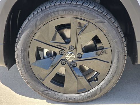 Used 2025 Volkswagen Taos SE FWD image 9