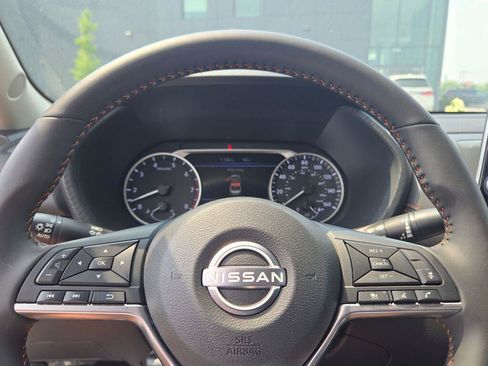 Certified 2025 Nissan Sentra SR FWD image 9