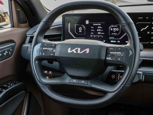 Certified 2024 Kia EV9 Land image 9