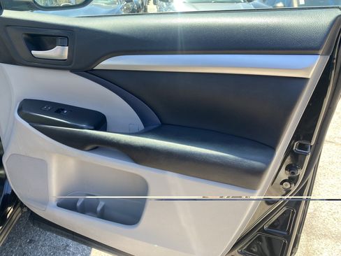 Used 2016 Toyota Highlander XLE FWD image 28