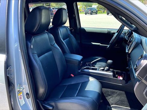 Used 2019 Toyota Tacoma TRD Sport w/ TRD Premium Sport Package AWD/4WD image 11