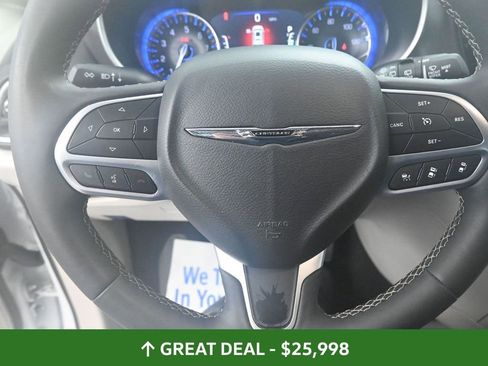 Used 2024 Chrysler Pacifica Touring-L image 38