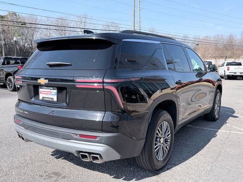 Used 2025 Chevrolet Traverse LT image 6