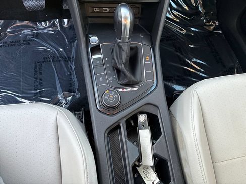 Used 2018 Volkswagen Tiguan SE AWD/4WD image 14