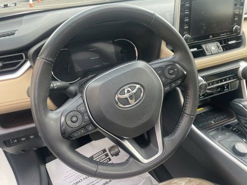 Used 2020 Toyota RAV4 Limited image 11