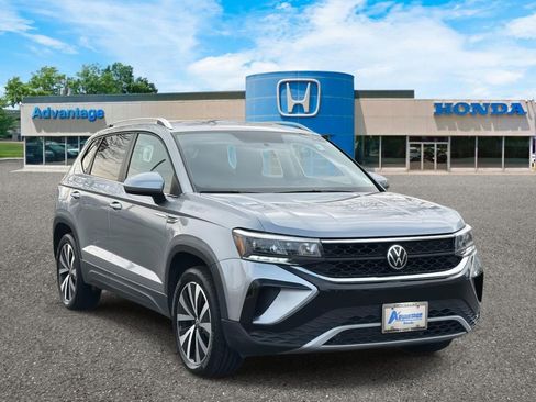 Used 2022 Volkswagen Taos SE image 1