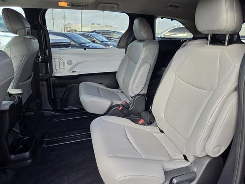 Used 2026 Toyota Sienna XLE FWD image 30