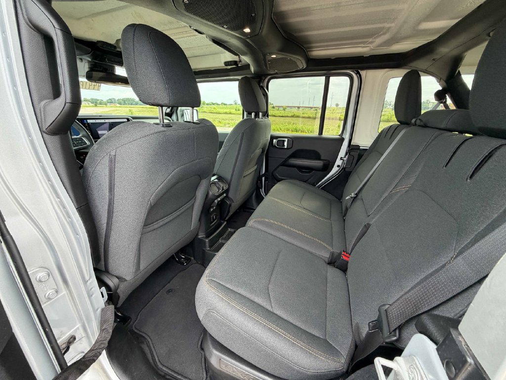Used 2024 Jeep Wrangler Unlimited Sahara AWD/4WD image 19