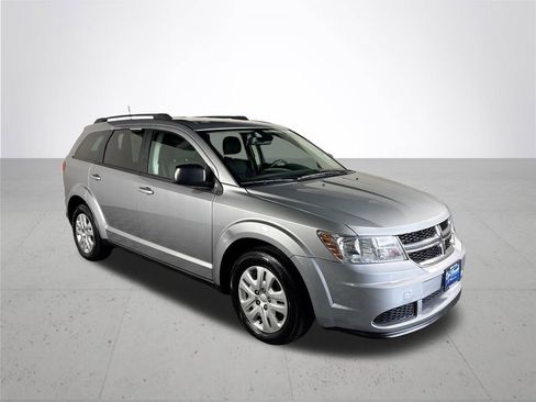 Used 2019 Dodge Journey SE FWD image 4
