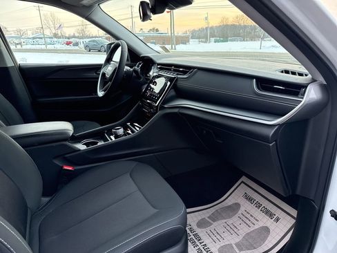 Used 2024 Jeep Grand Cherokee Laredo X image 47