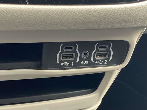 Used 2023 Chrysler Pacifica Touring-L image 31