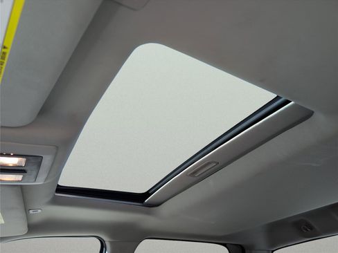 Used 2018 RAM 1500 SLT image 10