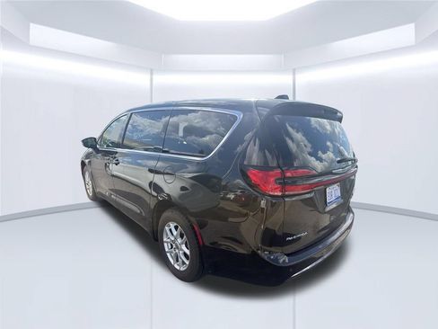 Used 2023 Chrysler Pacifica Touring-L FWD image 3