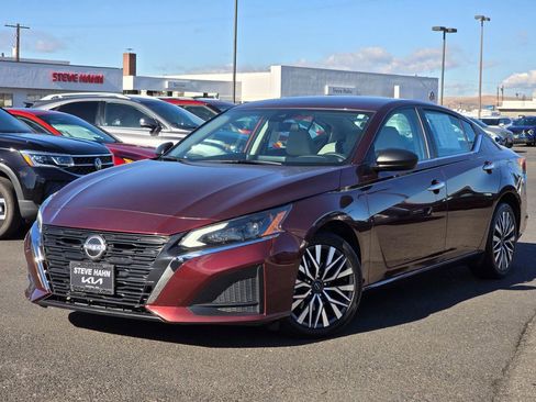 Used 2024 Nissan Altima 2.5 SV image 1