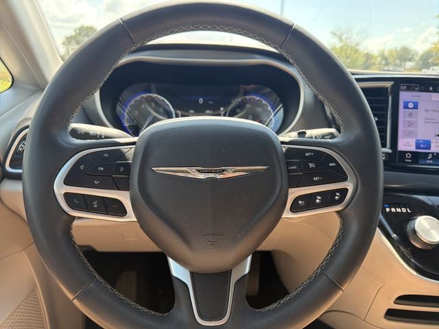Used 2023 Chrysler Pacifica Touring-L FWD image 27