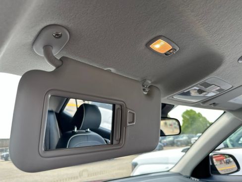 Used 2025 Hyundai Venue Limited FWD image 62