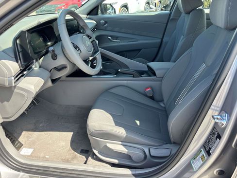 Used 2025 Hyundai Elantra Sport FWD image 4