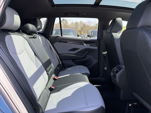 New 2026 Volkswagen Tiguan SE R-Line FWD image 17