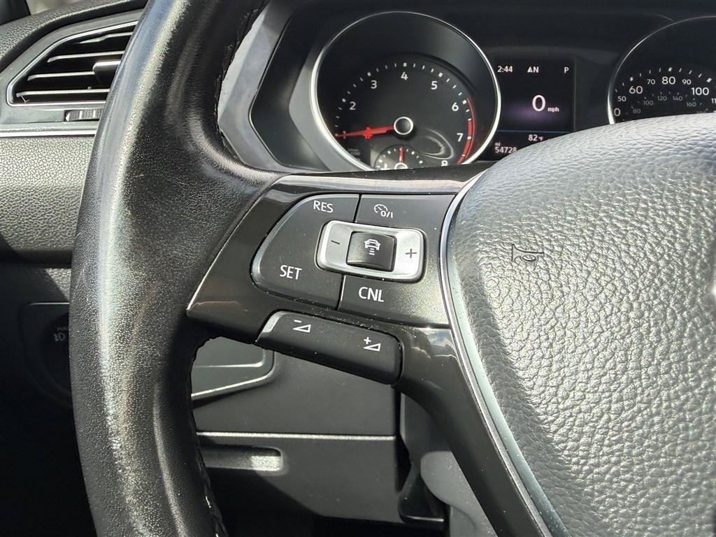 Used 2018 Volkswagen Tiguan SEL AWD/4WD image 35
