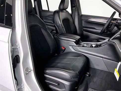 Used 2025 Jeep Grand Cherokee 4WD image 29