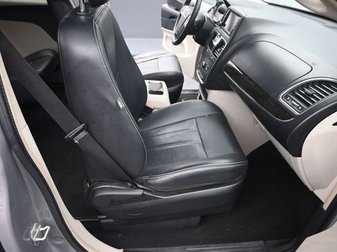 Used 2013 Chrysler Town & Country Touring image 17