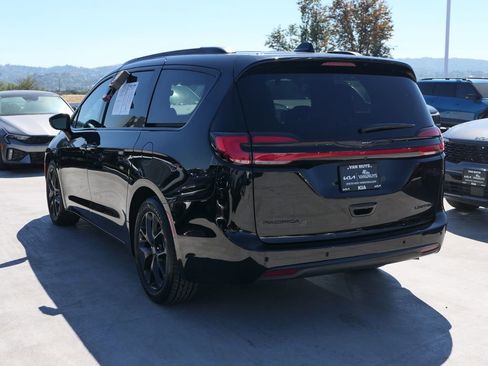Used 2025 Chrysler Pacifica Limited FWD image 6