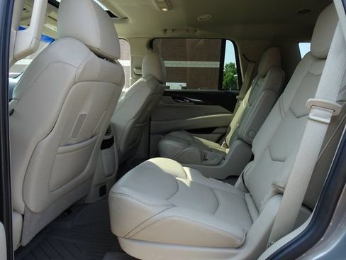 Used 2019 Cadillac Escalade Luxury AWD/4WD image 15