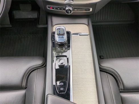Used 2022 Volvo XC60 B5 Inscription w/ Climate Package image 17