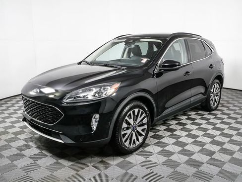 Used 2020 Ford Escape Titanium image 3