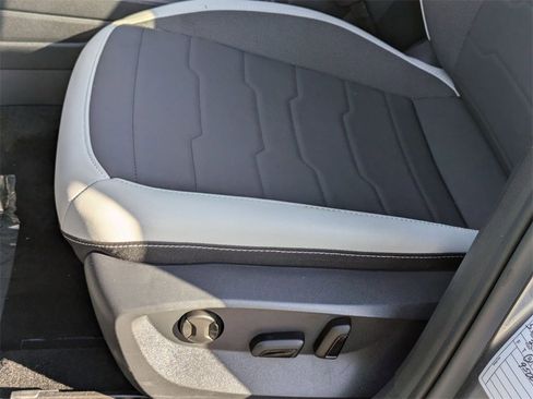 Used 2025 Volkswagen Taos SE image 15