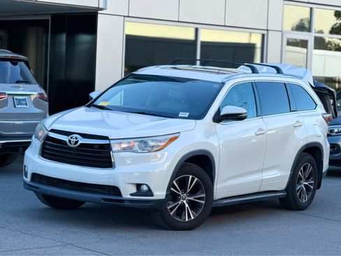 Used 2016 Toyota Highlander XLE image 2