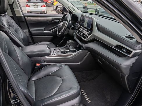 Used 2022 Toyota Highlander Platinum FWD image 19