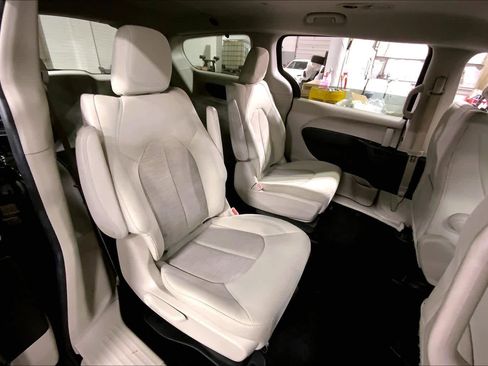 Used 2019 Chrysler Pacifica Touring Plus w/ Cold Weather Group image 19