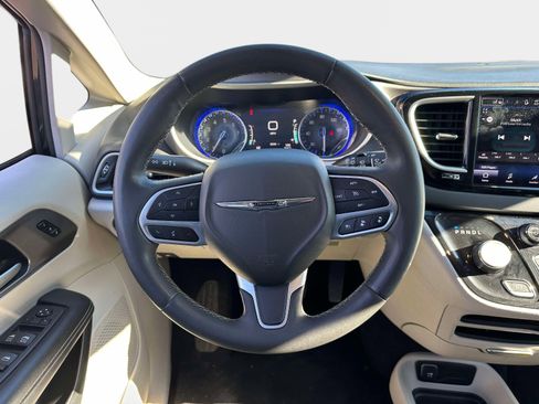 Used 2023 Chrysler Pacifica Touring-L FWD image 12