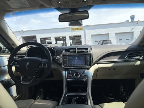 Used 2019 Lincoln Continental Reserve image 18