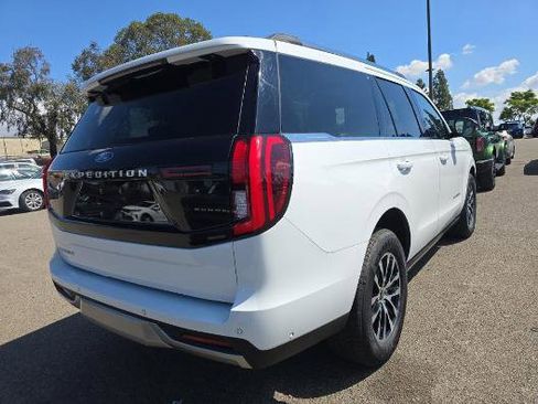 Used 2025 Ford Expedition Platinum image 4