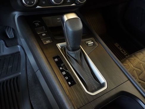 Used 2025 Nissan Kicks SV w/ SV Premium Package image 18