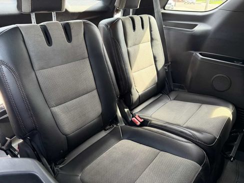 Used 2017 Ford Explorer XLT w/ Equipment Group 202A AWD/4WD image 17